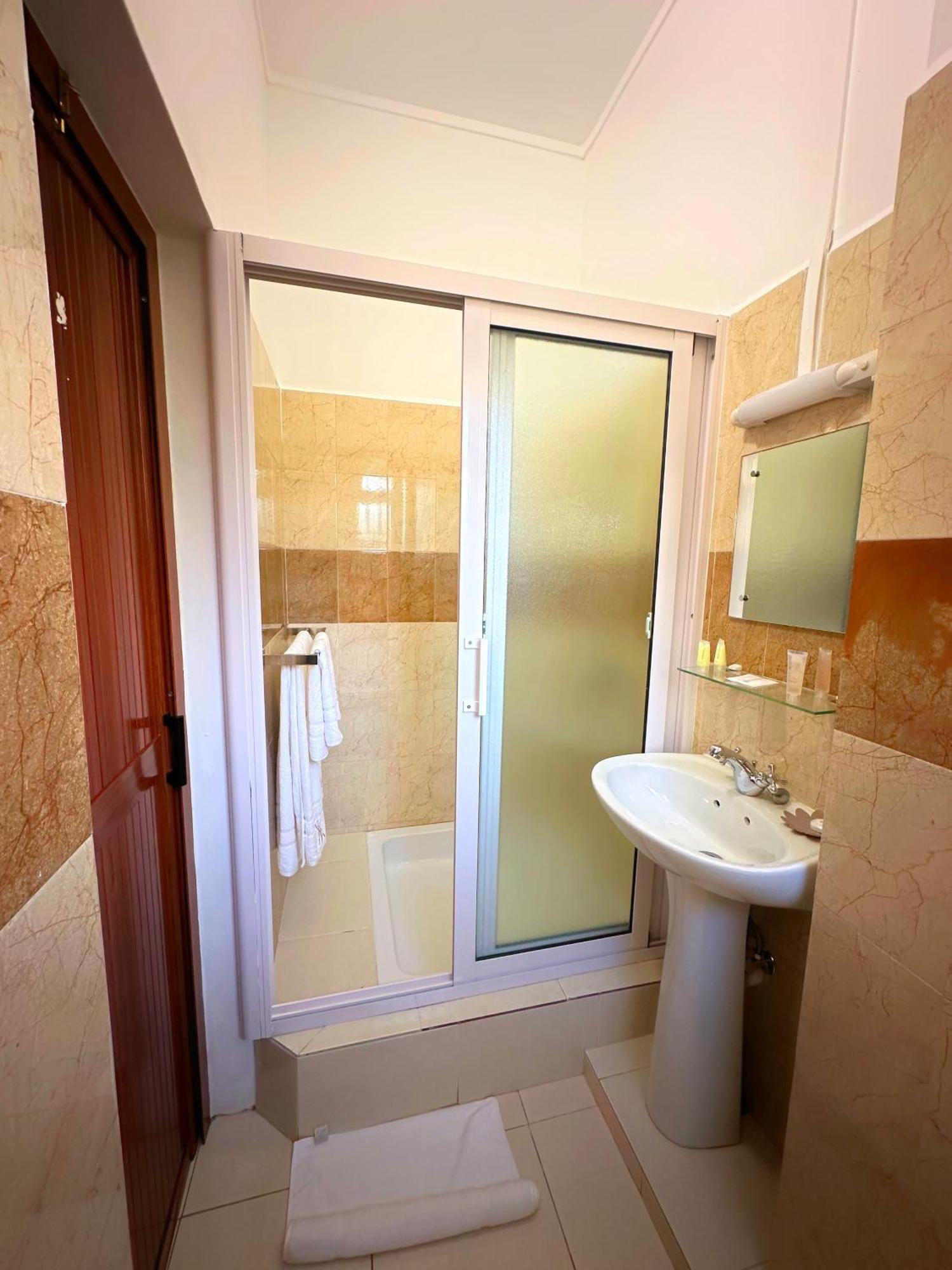 Koa Hotel Riambel Bagian luar foto