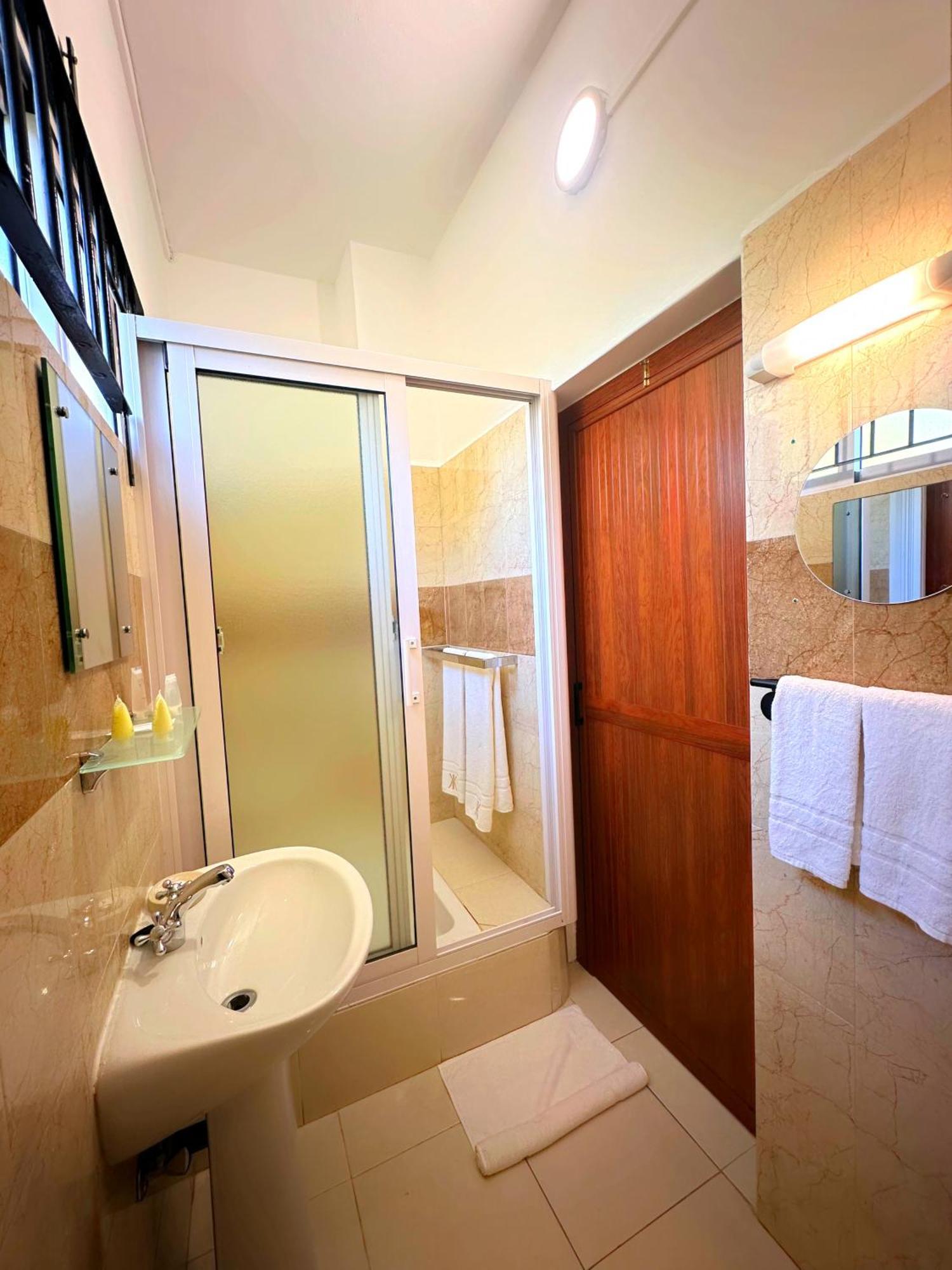 Koa Hotel Riambel Bagian luar foto