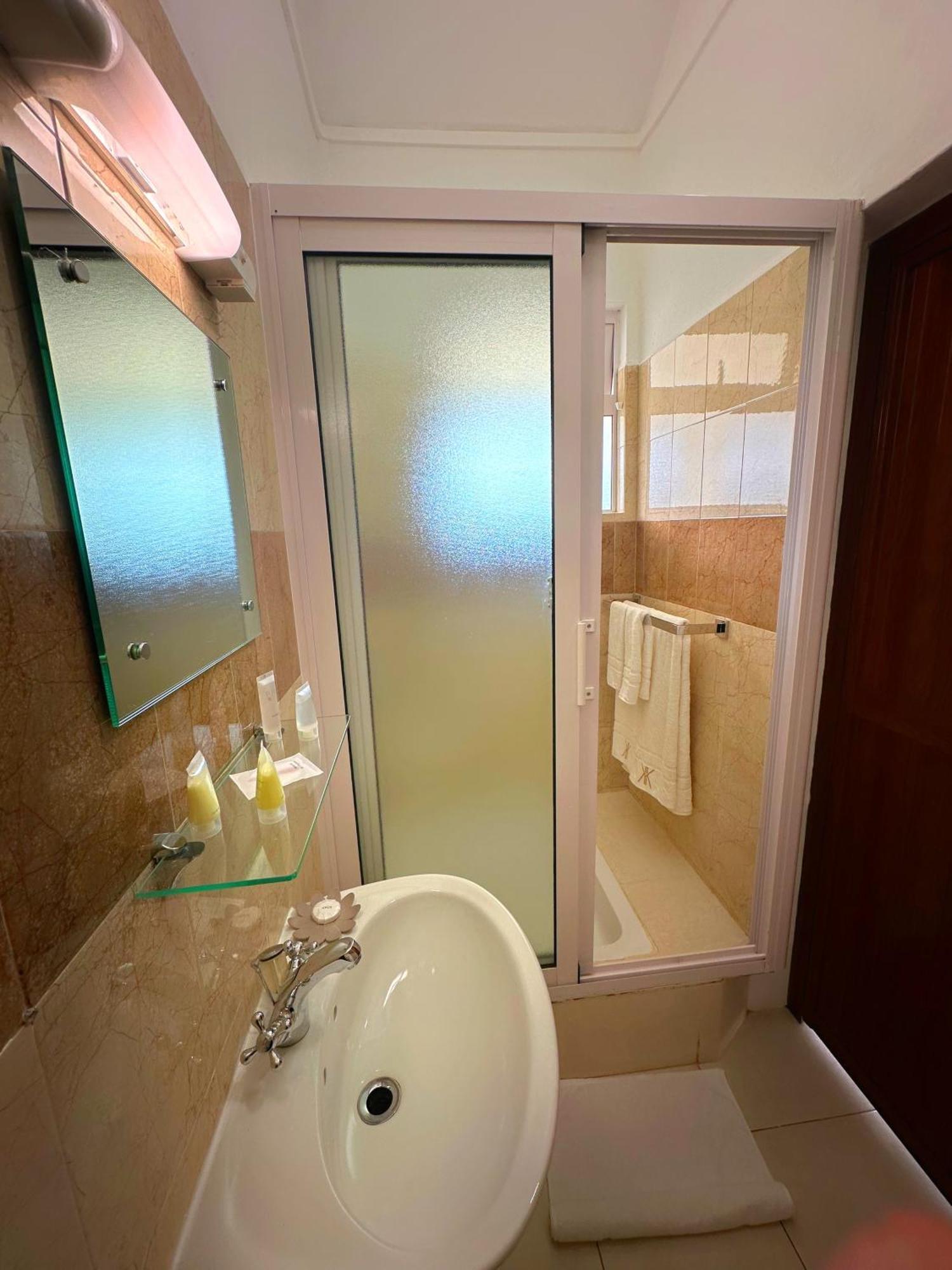 Koa Hotel Riambel Bagian luar foto